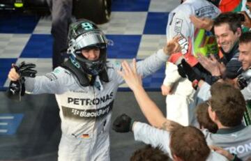 El piloto de Mercedes Nico Rosberg celebrando su victoria en el Gran Premio de Australia en Melbourne.