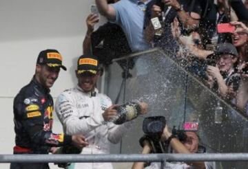Lewis Hamilton, ganador de la carrera con Daniel Ricciardo.