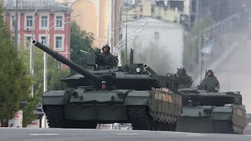 Russian service members are seen atop tanks T-80BVM while moving along a road on the day of a rehearsal for a military parade, which marks the 80th anniversary of the victory over Nazi Germany in World War Two, in Moscow, Russia, May 7, 2025. REUTERS/Shamil Zhumatov