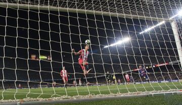 Bernardo salvó bajo palos una vaselina de Leo Messi.