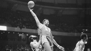 Los Angeles Lakers Wilt Chamberlain makes good use of his size
