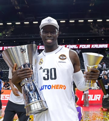 Poco a poco el canterano blanco se ha ido metiendo en la din¨¢mica del equipo. Debut¨® con el Real Madrid en la temporada 2021-22, en un encuentro de la Euroliga ante el Fenerbah?e (Tavares acababa de ser padre), y en los dos ¨²ltimos cursos se ha ido ganando la confianza y m¨¢s minutos en pista. En 2022 el Real Madrid levant¨® la Liga, pero aquella temporada Ndiaye s¨®lo disput¨® 58 segundos (jug¨® en el tercer partido de la final ante el Bar?a). Un t¨ªtulo, para ¨¦l, con asterisco. En los dos ¨²ltimos cursos ha ganado dos Supercopas (2022 y 2023), una Euroliga (2023) y la Liga y la Copa de este a?o.