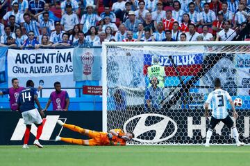 Franco Armani, portero argentino, no llega a parar el tercer gol de Francia en el partido de octavos de final.