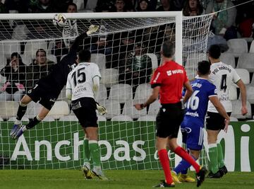 El Burgos sacó una trabajada victoria de su visita al Racing, con un golazo de bandera de Curro. El centrocampista recibió la pelota en la frontal, se la acomodó y la empaló con fuerza para marcar. El balón fue directo al larguero y para adentro.