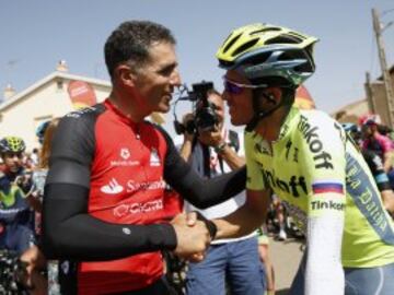 Miguel Indurain saluda a Alberto Contador.