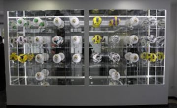 Estantería dentro del museo con los balones de Cristiano Ronaldo por sus hat-trick.