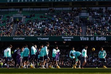 Los jugadores del Real Betis Balompi¨¦ se entrenan ante la mirada de sus aficionados.