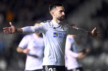 El central del Burgos fue el más listo de la clase al meter el pie en una jugada embarullada dentro del área, para marcar el tanto del empate contra el Huesca. En defensa estuvo muy acertado, con dos disparos bloqueados y otros dos despejes.
