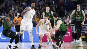 Jaycee Carroll rodeado de jugadores del Joventut