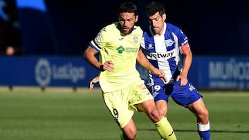 Molina y Manu García pugnan por un balón en el Alavés-Getafe.