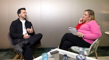 Luis Fonsi, en un momento de la entrevista junto a Carmen Colino.