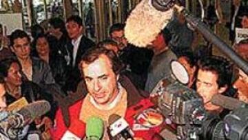 <b>HOLA Y ADIÓS.</B> Muchos aficionados quisieron estar con Carlos Sainz en el aeropuerto de Madrid.