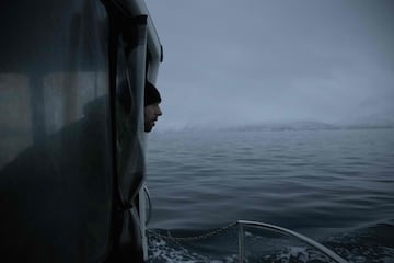 El cinco veces campeón mundial de apnea, el francés Arthur Guerin-Boeri, observa desde el barco antes de sumergirse en las profundidades para detectar orcas.