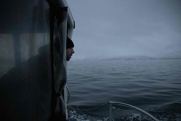 El cinco veces campe¨®n mundial de apnea, el franc¨¦s Arthur Guerin-Boeri, observa desde el barco antes de sumergirse en las profundidades para detectar orcas.