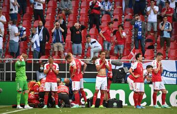 El centrocampista dan¨¦s del Inter de Mil¨¢n se desplom¨® y qued¨® inconsciente tras un salto durante el encuentro de la Eurocopa ante Finlandia. Los servicios m¨¦dicos actuaron durante varios minutos antes de ser sacado en camilla para ser trasladado al hospital.
