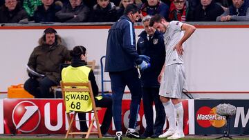 Saúl es atendido por los médicos del Atlético tras el golpe en el riñón izquierdo.