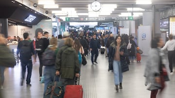 Varios personas caminan en la estación de tren de Atocha, a 11 de noviembre de 2022, en Madrid (España).  Renfe afronta hoy la segunda jornada de huelga convocada por la Confederación General del Trabajo (CGT) después de la que tuvo lugar el pasado lunes. La jornada de huelga del lunes tuvo un seguimiento inferior al 3% --en torno a 200 empleados--, por lo que se prevé que la operativa de hoy se produzca sin grandes incidencias. Los servicios mínimos fijados por el Ministerio de Transportes, Movilidad y Agenda Urbana determinan la circulación, en Cercanías, del 75% de los trenes en hora punta y del 50% en hora valle; del 65% de los trenes de Media Distancia; del 72% de los trenes de larga distancia y del 25% de los trenes de Mercancías. Adicionalmente, la Generalitat de Catalunya ha fijado un mínimo del 66% de los trenes de Rodalies en hora punta y del 33% en hora valle.
11 NOVIEMBRE 2022;VIAJE;TREN;TRANSPORTE FERROVIARIO;OPERADORA FERROVIARIA;MALETAS;SEÑORA;MALETA;HUELGA;RELOJ;
Eduardo Parra / Europa Press
11/11/2022