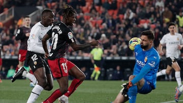 VALENCIA, 11/02/2023. El delantero del Athletic Club, Nico Williams (c), remata ante el guardameta georgiano del Valencia, Giorgi Mamardashvili, durante el encuentro correspondiente a la jornada 21 de Primera División que se disputa hoy sábado en el estadio de Mestalla. EFE/ Manuel Bruque.