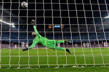 1-0. Leo Messi marcó de penalti el primer gol.