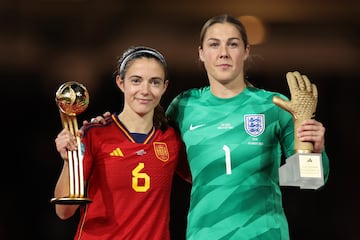 Aitana Bonmatí, ganadora del Balón de Oro del Mundial posa con Mary Earps, ganadora del Guante de Oro del Mundial. 