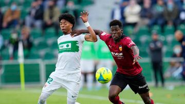 ELCHE, SPAIN - MARCH 19: Johan Mojica of Elche is challenged by Yunus Musah of Valencia CF during the LaLiga Santander match between Elche CF and Valencia CF at Estadio Manuel Martinez Valero on March 19, 2022 in Elche, Spain. (Photo by Aitor Alcalde/Getty Images)