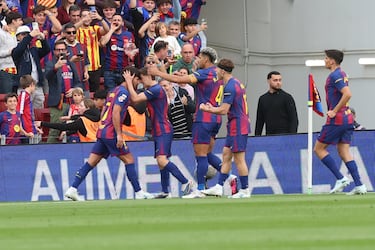 Ferran Torres celebra con sus compañeros el 1-0 al Espanyol. 
