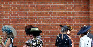 Día de estreno en el hipódromo de Ascot, ciudad al sur de Inglaterra, donde se celebra la tradicional y pintoresca carrera de caballos con la presencia de la familia real británica.