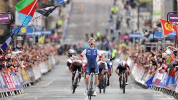 Axel Laurence celebra su t¨ªtulo mundial sub-23 en Glasgow.