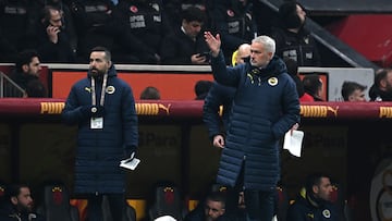 Fenerbahce's Portoguese head coach Jose Mourinho (C) gestures during the Turkish Super lig football match between Galatasaray and Fenerbahceat at the Ali Samiyen Sport Complext stadium in Istanbul, on February 24, 2025. (Photo by Ozan KOSE / AFP)