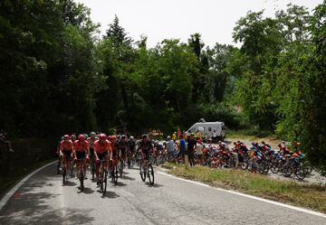 El pelotón durante la primera etapa entre Florencia y Rimini.