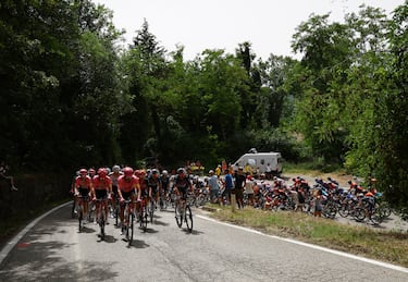 El pelotón durante la primera etapa entre Florencia y Rimini.