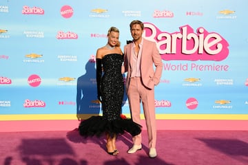Margot Robbie, junto a Ryan Gosling que interpreta a Ken, la célebre pareja de la muñeca, atiende a la prensa durante la premier mundial de Barbie en Shrine Auditorium & Expo Hall en Los Ángeles, California.