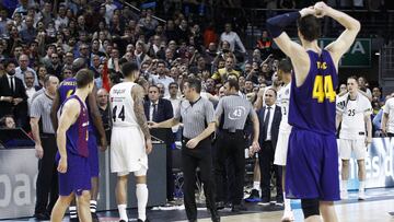 La árbitros, durante el polémico desenlace de la final de la Copa del Rey del baloncesto.