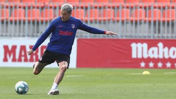 Gim&eacute;nez, en un entrenamiento con el Atl&eacute;tico.