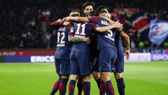 Paris Saint-Germain&#039;s Argentinian midfielder Javier Pastore (Rear C) celebrates with teammates after his team&#039;s second goal during the French L1 football match between Paris Saint-Germain (PSG) and Nantes (FCN) at the Parc des Princes stadium in Paris on November 18, 2017. / AFP PHOTO / Thomas SAMSON