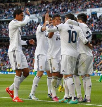 El equipo celebra el primer tanto del equipo.