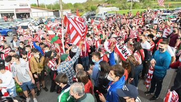 01/04/2021 FUTBOL AFICION SALIDA ATHLETIC DE BILBAO HACIA SEVILLA A JUGAR FINAL DE COPA AUTOBUS LEZAMA