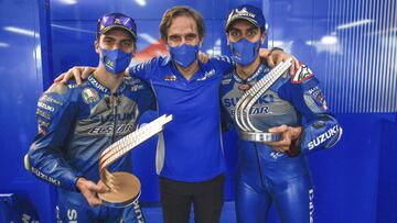 Brivio junto a sus pilotos, Mir (36) y Rins tras el doblete de Valencia 1.