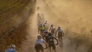 Paarl (South Africa), 20/03/2025.- The elite UCI men race during Stage 4 of the ABSA Cape Epic Mountain Bike race over 80km from Paarl to Paarl, South Africa, 20 March 2025. This year's event saw 600 teams tackle 603km kilometers with 16,500m of climbing over eight days of riding. The race includes UCI pro riders and amateurs and its considered by many to be the 'Tour de France' of mountain biking. (Ciclismo, Francia, Sudáfrica) EFE/EPA/KIM LUDBROOK