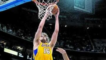 Pau Gasol coge un rebote.