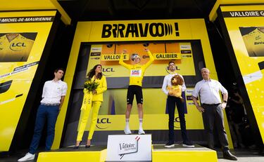 El ciclista esloveno Tadej Pogacar, celebra el liderato de la general. 