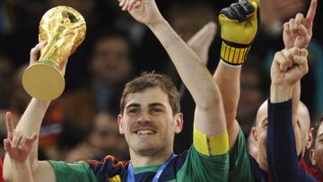 Casillas, con la Copa del Mundo en Sudáfrica 2010.