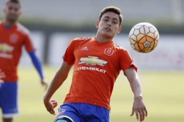 El jugador de Universidad de Chile Matias Rodriguez domina el balon durante la practica matutina en el CDA de Santiago, Chile.