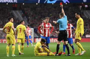 El árbitro Daniel Sieber muestra la tarjeta roja a Antoine Griezmann.