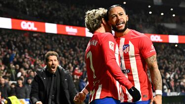 Memphis celebra con Griezmann su gol mientras el Cholo grita al fondo.