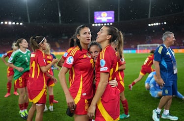 Ambas futbolistas regresaron a la selección española femenina en 2024, tras haber formado parte del grupo de jugadoras que renunciaron en 2022 por desacuerdos con la gestión de Jorge Vilda y la Federación. Su vuelta se dio en un contexto de cambios institucionales, con nuevas figuras como Montse Tomé en el banquillo y Markel Zubizarreta en la dirección deportiva, lo que generó un clima de mayor confianza. Patri expresó que fue un proceso largo y difícil, pero que se sentía feliz de volver y de ver cómo habían cambiado las cosas. 