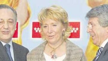 <b>UNIDOS. </b>Florentino Pérez, Esperanza Aguirre y Enrique Cerezo ayer durante el acto de presentación del Memorial en honor a Jesús Gil que se jugará el viernes en el Calderón.