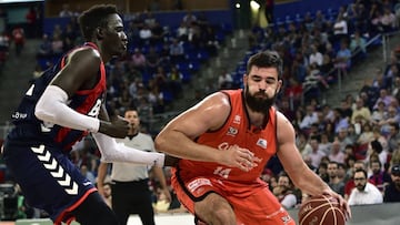 Bojan Dubljevic, p&iacute;vot del Valencia, se mide a Ilimane Diop, center del Baskonia.