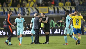 Valverde protestó al árbitro Mateu Lahoz la mano de Chichizola fuera del área al final de la primera parte.