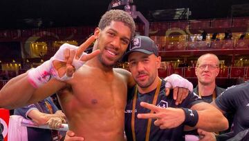 Anthony Joshua y Ángel Fernández celebra la victoria del británico sobre el ring del Diriyah Arena.